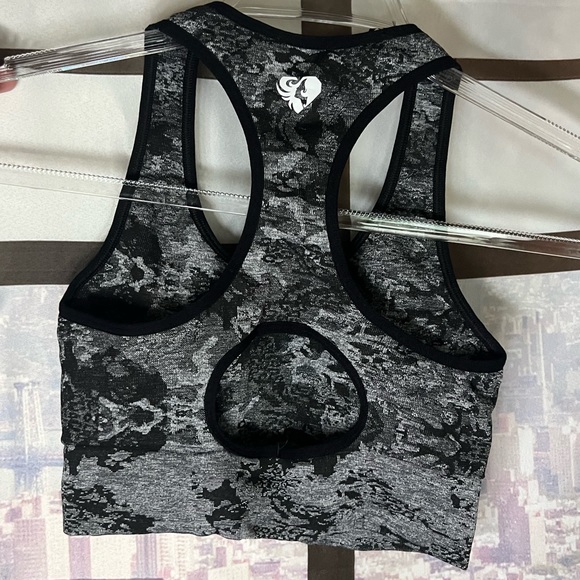 SOLD Women’s Best Black Camouflage Sports Bra Size Small - Picture 4 of 6